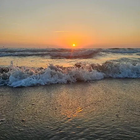 Beachfront Blue Wave In Private Qerret, Albania 格勒姆