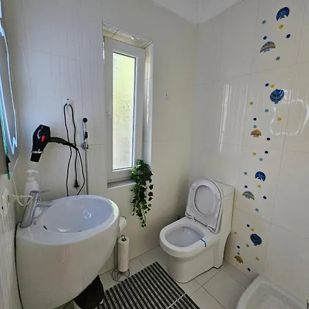 Beachfront Blue Wave In Private Qerret, Albania 格勒姆