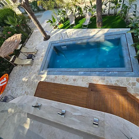 Beachfront Blue Wave With A Private Pool In Qerret, Albania 格勒姆